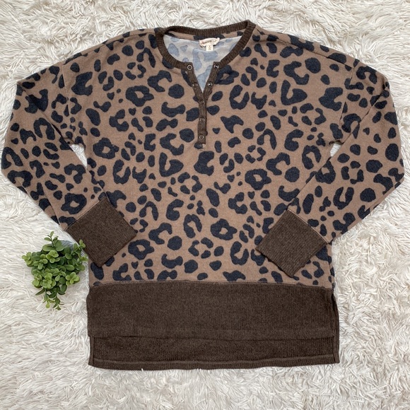 Hem & Thread V-Neck Hacci Leopard Top 💗 Brown & Gray - Picture 3 of 14
